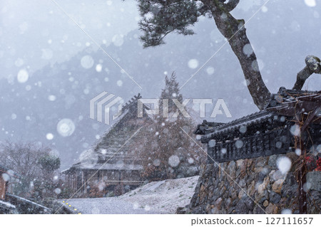 This photo was taken in Miyama-cho, Nantan-shi, Kyoto, in thatched roof village covered with snow. 127111657