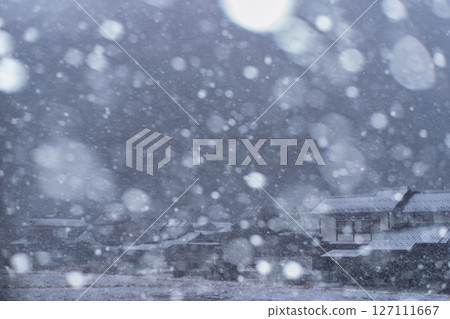 這張照片是在京都南丹市美山町被雪覆蓋的茅草屋頂村拍攝的。 127111667