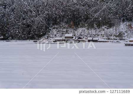 這張照片是在京都南丹市美山町被雪覆蓋的茅草屋頂村拍攝的。 127111689