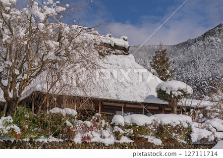 這張照片是在京都南丹市美山町被雪覆蓋的茅草屋頂村拍攝的。 這張照片是在京都南丹市美山町被雪覆蓋的茅草屋頂村拍攝的。 127111714