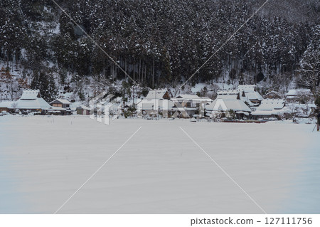 This photo was taken in Miyama-cho, Nantan-shi, Kyoto, in thatched roof village covered with snow. This photo was taken in Miyama-cho, Nantan-shi, Kyoto, in thatched roof village covered with snow. 127111756