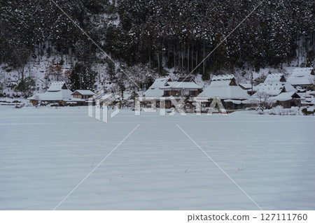 This photo was taken in Miyama-cho, Nantan-shi, Kyoto, in thatched roof village covered with snow. This photo was taken in Miyama-cho, Nantan-shi, Kyoto, in thatched roof village covered with snow. 127111760