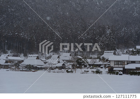 這張照片是在京都南丹市美山町被雪覆蓋的茅草屋頂村拍攝的。 127111775