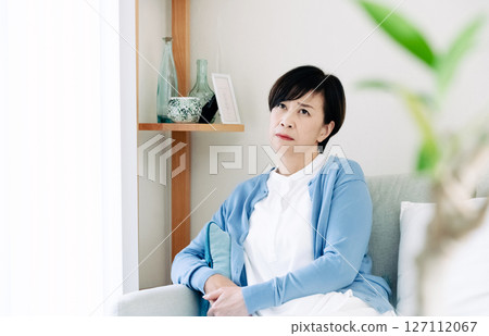中年婦女在客廳感到沮喪 127112067