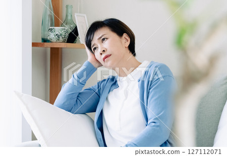 中年婦女在客廳感到沮喪 127112071