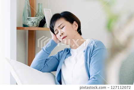 中年婦女在客廳感到沮喪 127112072