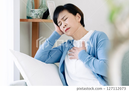 中年婦女在客廳感到沮喪 127112073