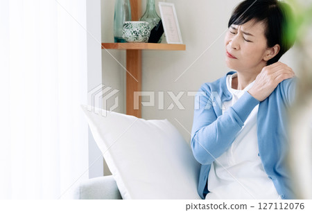 中年婦女在客廳感到沮喪 127112076