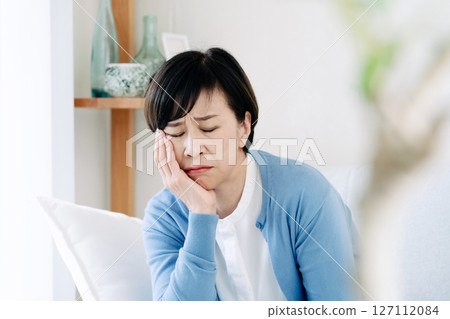 中年婦女在客廳感到沮喪 127112084