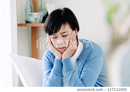 中年婦女在客廳感到沮喪 127112085