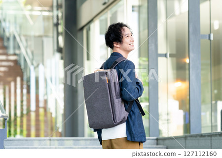 在辦公室工作的商務人士。 127112160