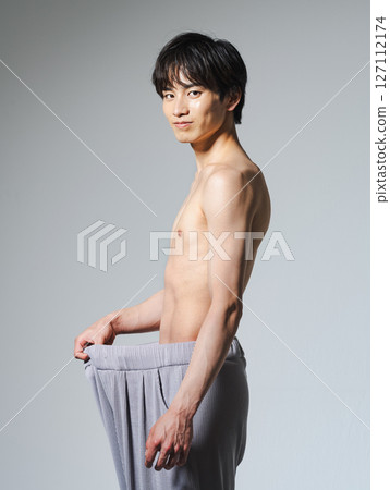 Image of a young man who lost weight through dieting 127112174