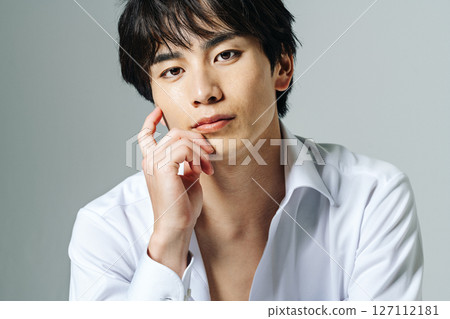 年輕男人的美麗形象 127112181