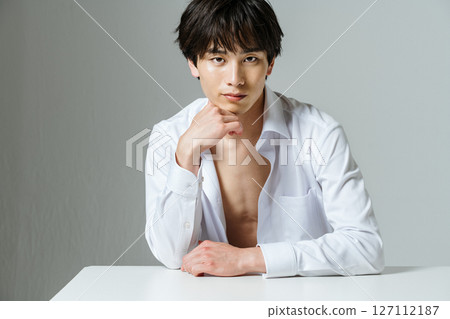 年輕男人的美麗形象 127112187