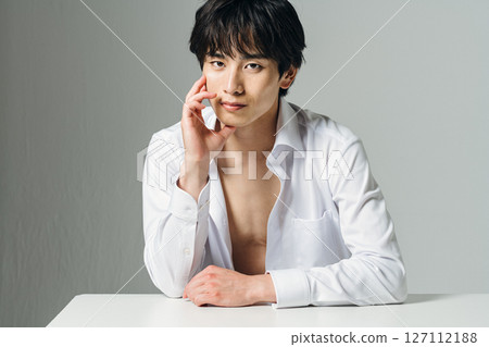 年輕男人的美麗形象 年輕男人的美麗形象 127112188