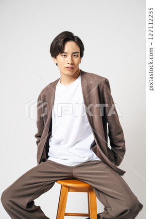 一位二十多歲、身穿棕色西裝的年輕男子的肖像 127112235