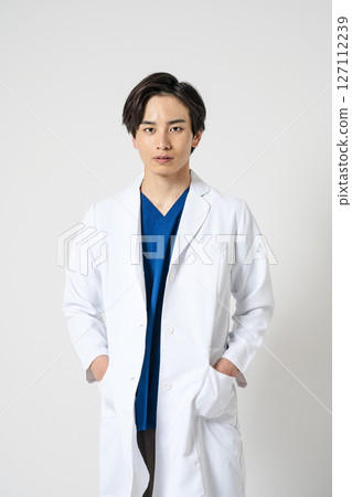 一位穿著白大褂的年輕男醫生的肖像 一位穿著白大褂的年輕男醫生的肖像 127112239