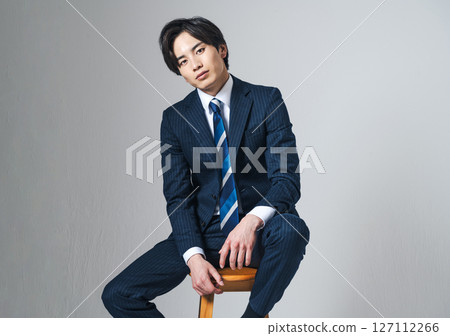 一位二十多歲、穿著西裝的年輕商人 127112266