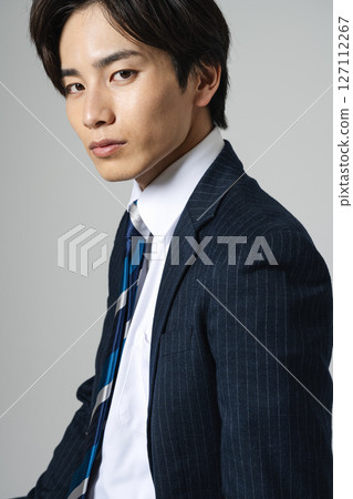 一位二十多歲、穿著西裝的年輕商人 127112267