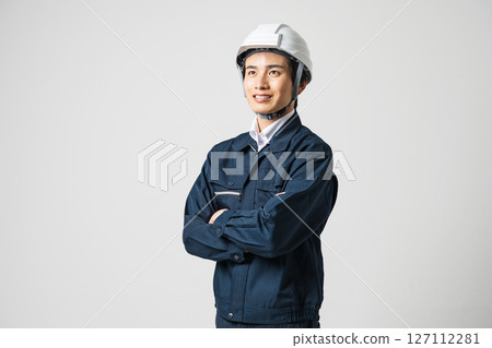 一名 20 多歲、在建築業工作的男子的肖像 127112281