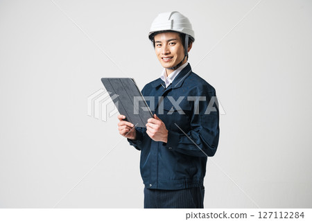 一位 20 多歲的建築經理拿著平板電腦 127112284