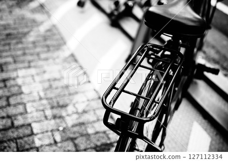 停放在城市中的自行車的單色快照 停放在城市中的自行車的單色快照 127112334