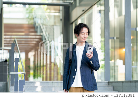 使用智慧型手機的商人。拍攝合作：SKY Perfect Tokyo Media Center 127112391