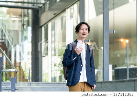 使用智慧型手機的商人。拍攝合作：SKY Perfect Tokyo Media Center 127112392