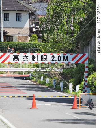 路標上寫有高度限制 127112554