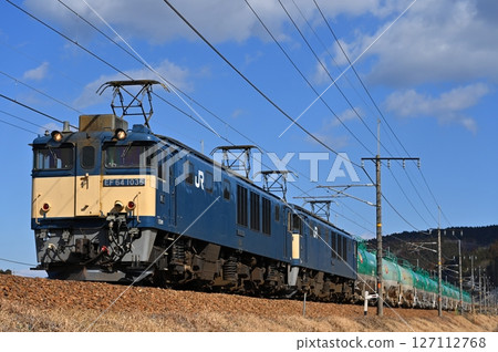 EF64 electric locomotive pulling a tank car 127112768