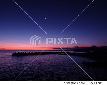 魔幻時刻在海裡釣魚的人 127112896