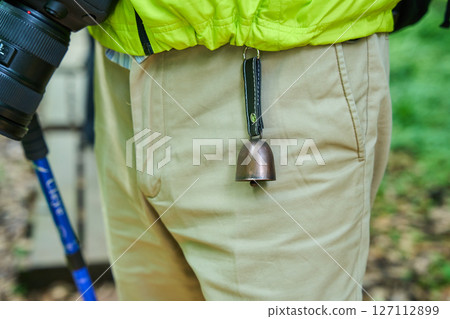 開車載熊鈴鐺，健行，健行，老人，登山 127112899