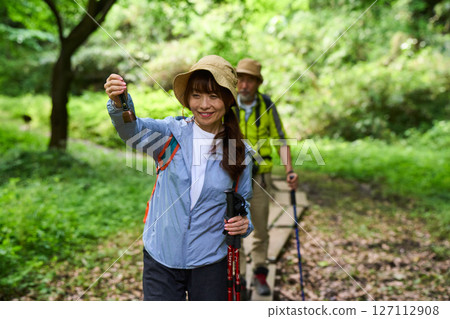 開車載熊鈴鐺，健行，健行，老人，登山 127112908