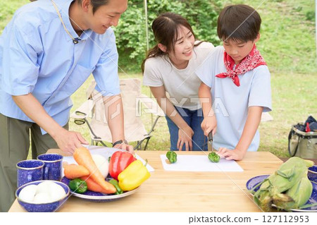 小學男孩學習如何切蔬菜 127112953