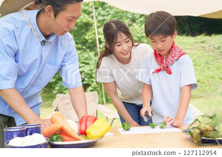Elementary school boy learning how to cut vegetables Elementary school boy learning how to cut vegetables 127112954