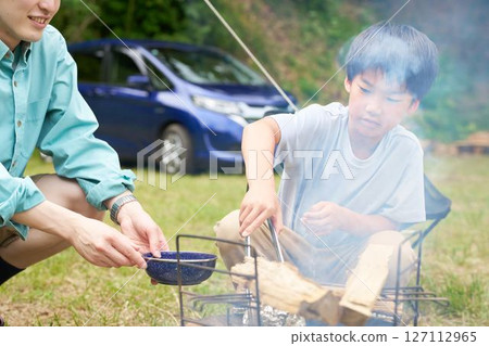 在露營地生火的體驗 127112965