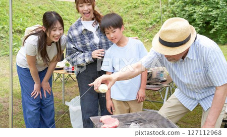 一家人在燒烤時享受跨世代互動 127112968