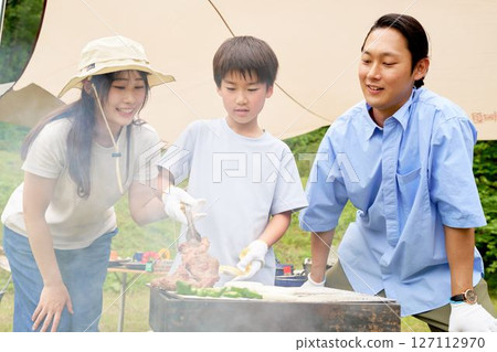 孩子從烤肉架上拿起烤肉 127112970