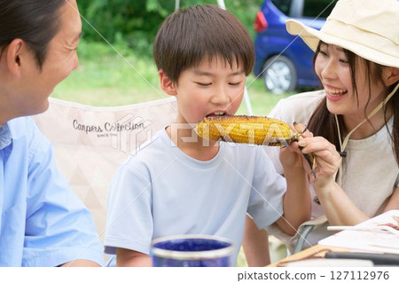 男孩吃烤玉米 127112976