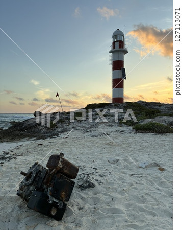 墨西哥坎昆角的日出和燈塔 墨西哥坎昆角的日出和燈塔 127113071
