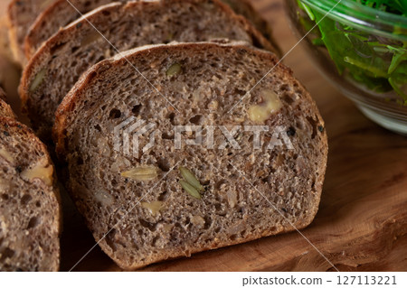 含 7 種種子和超級食物的黑麥麵包 127113221