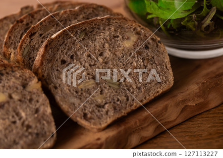 含 7 種種子和超級食物的黑麥麵包 含 7 種種子和超級食物的黑麥麵包 127113227