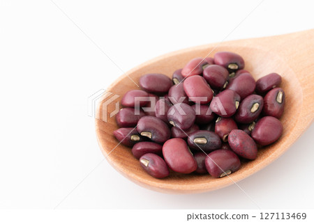 湯匙上的黑豆特寫 127113469