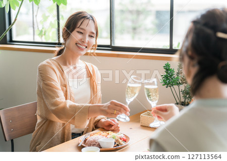 午餐聚會上，女士們舉杯香檳慶祝（媽媽朋友、朋友，放鬆） 127113564