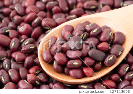 湯匙上的黑豆特寫 127113608