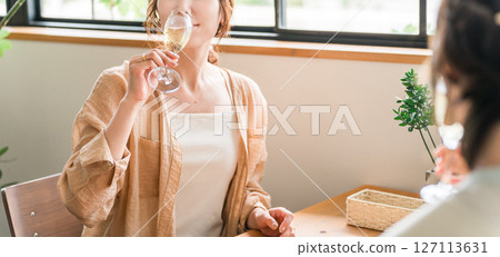 年輕的亞洲女性在咖啡館度過女生之夜（白天喝酒、香檳、氣泡酒、放鬆） 127113631