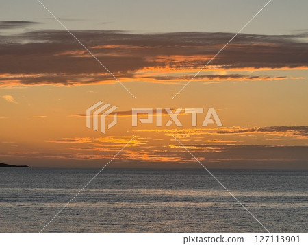 日落後餘韻悠長，深邃的天空與大海和諧共存 127113901