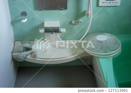 Wash the fan in the bathroom Wash the fan in the bathroom 127113991
