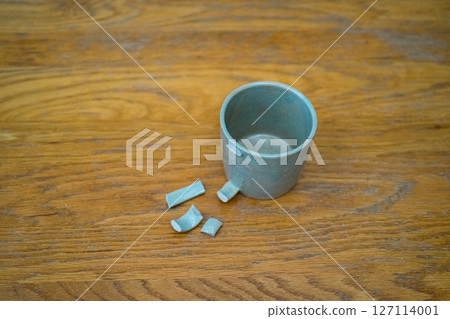 The handle of the mug broke 127114001