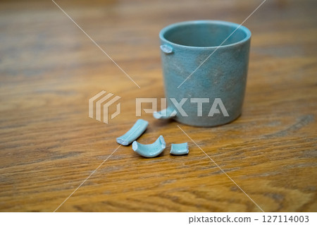 The handle of the mug broke 127114003